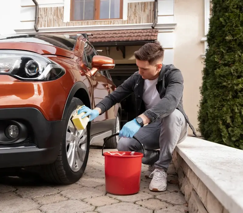 Lavage auto à domicile Pissy-Pôville : professionnel intervenant sur un véhicule